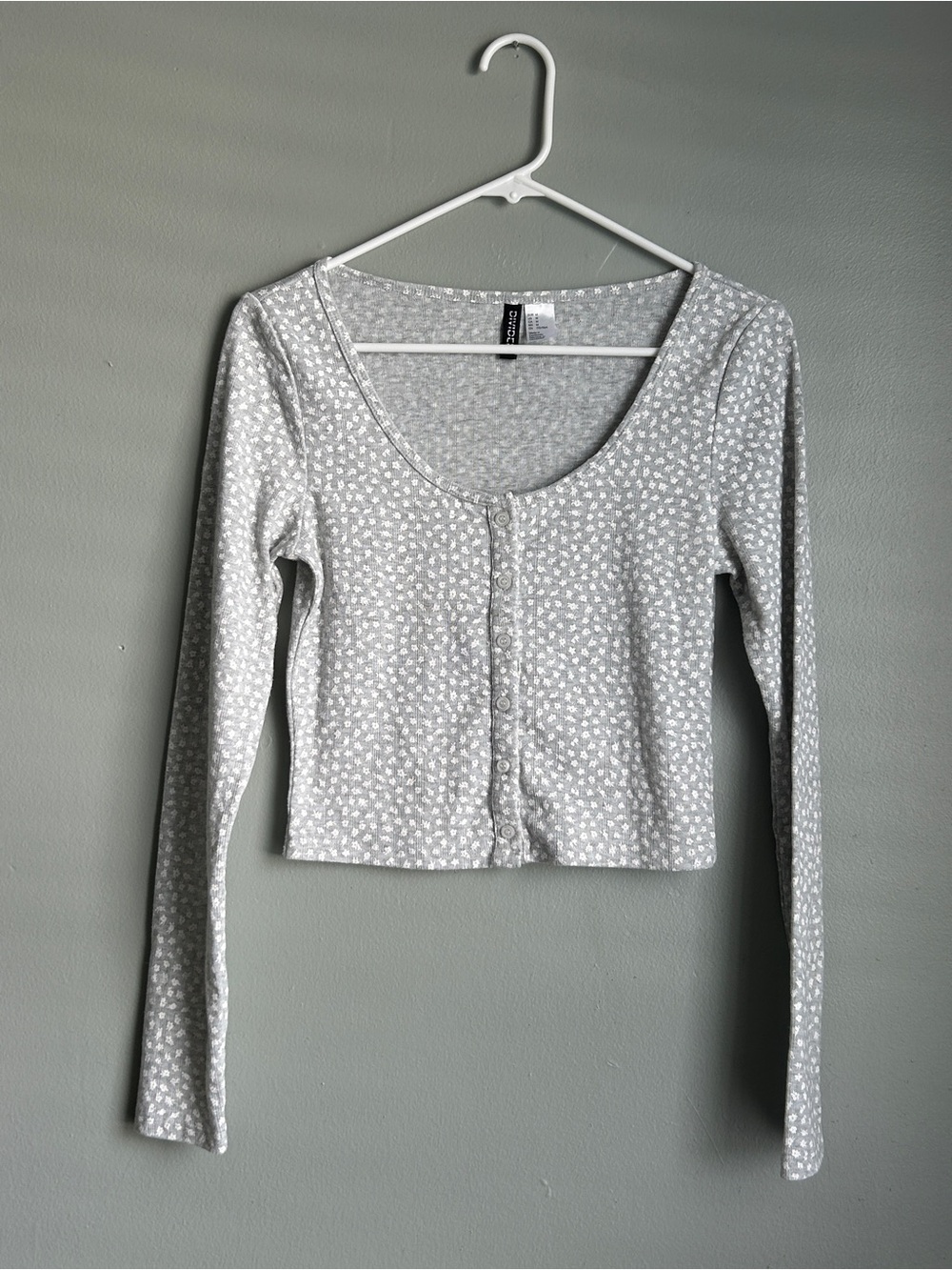 H&M Gray Long Sleeve Scoop Neck Button-Front Floral Tee